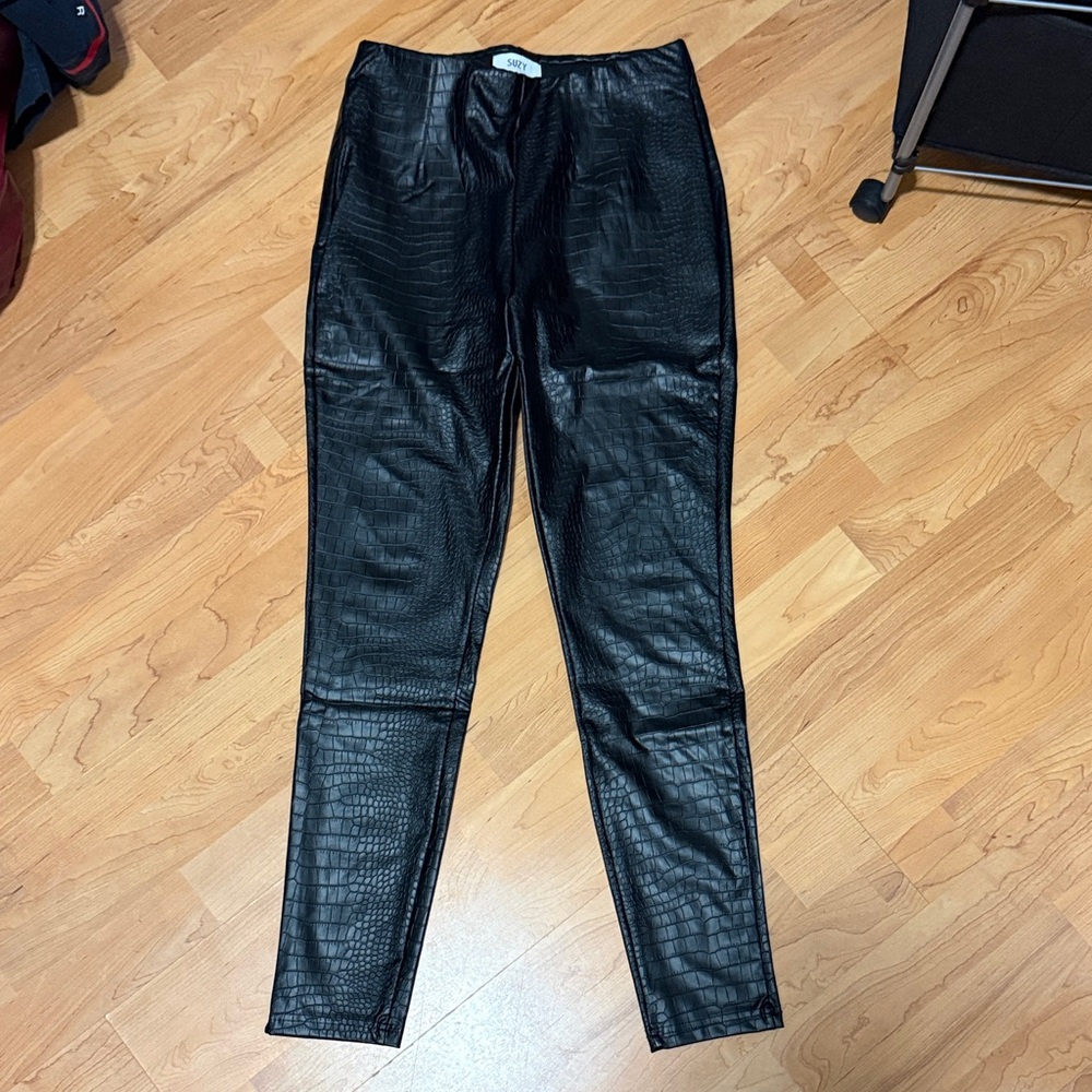 Suzy Shier Black Faux Leather Croc-Embossed Leggings